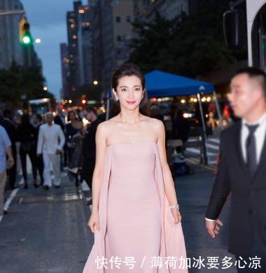 冰山美人郑秀妍撞上李冰冰,纽约大秀上演黑白诱惑,谁更胜一筹