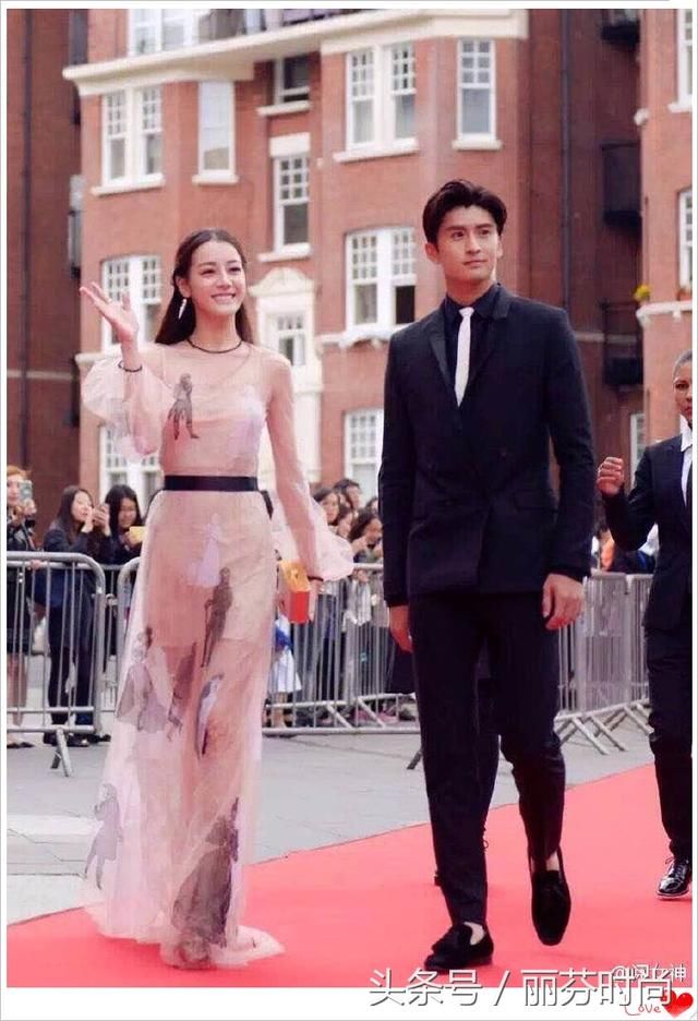 迪丽热巴透视裙现“第一美腿”，网友：两腿间那撮黑色很尴尬！