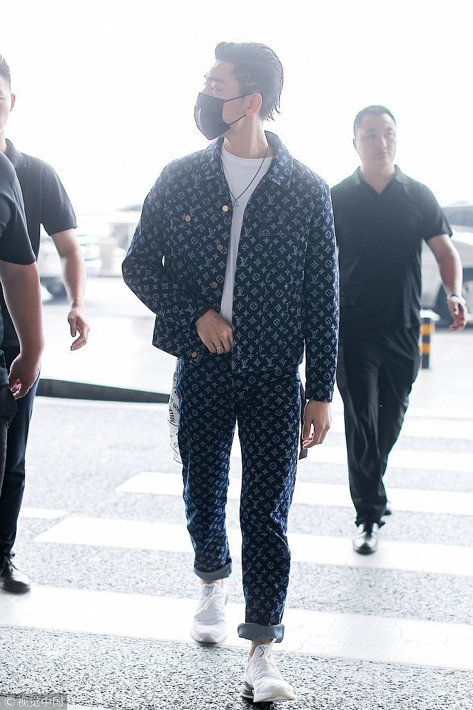 贫穷限制想想！王子异一身大牌“豪”气冲天 口罩遮面帅气撞脸吴