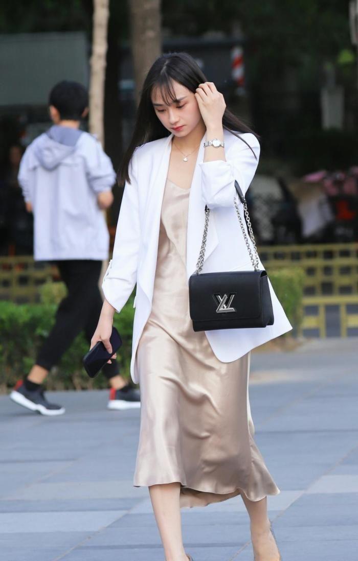  精致|街拍小姐姐整体搭配随性利落，加上妆容精致，得体又吸晴