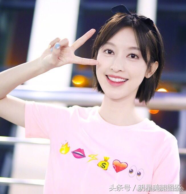 张俪代言某运动品牌，这双又细又直的腿穿上紧身裤显出完美线条