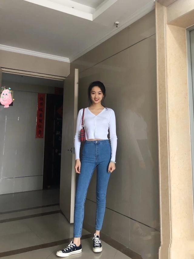  搭配蓝色高■相信我，这么穿，普通的牛仔裤也能穿出时髦感，秒变时髦精