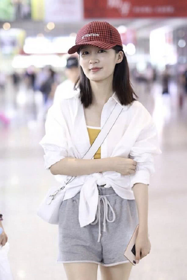 李沁是把机场当秀场了吧，竟直接顶着素颜就出门，颜值高就是任性