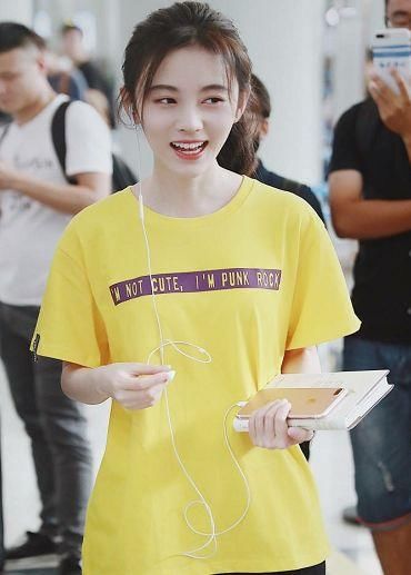 鞠婧祎换发型变邻家妹妹，头上还有小星星，看到她的腿不敢吃饭了