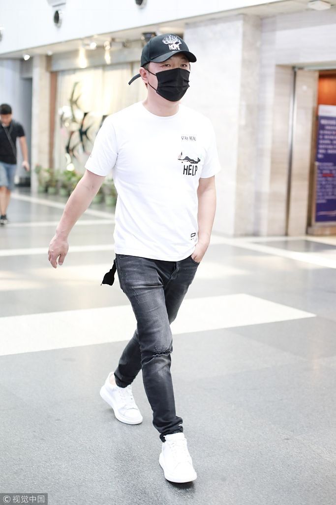黄渤穿裹身仔裤被拍成一米四“小短腿”  口罩遮面不耽误插兜扮酷