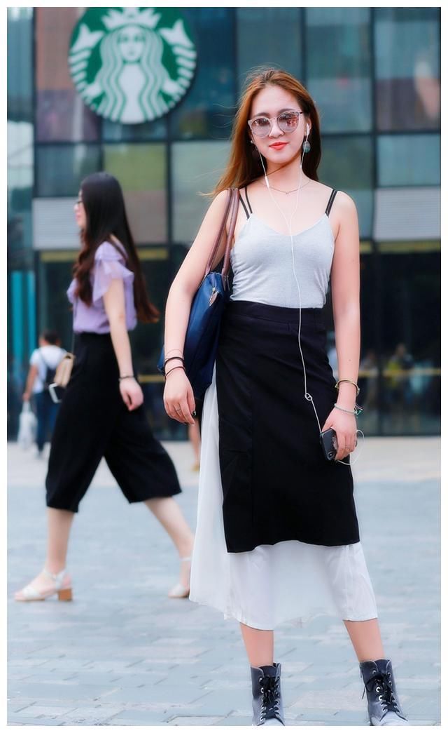 街拍:穿衣风格大胆的小姐姐,旁人都会忍不住多看两眼吧?