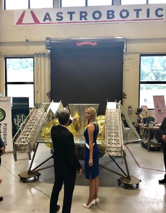 36岁伊万卡厉害了,这么紧的裙子都敢穿,勒出赘肉竟一点也不尴尬