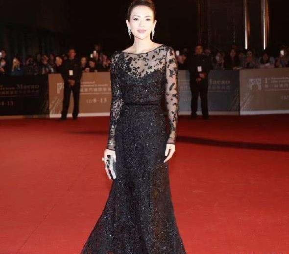 章子怡不愧是“国际章” 身穿黑色吊带连衣裙秀完美身材 网友: 汪