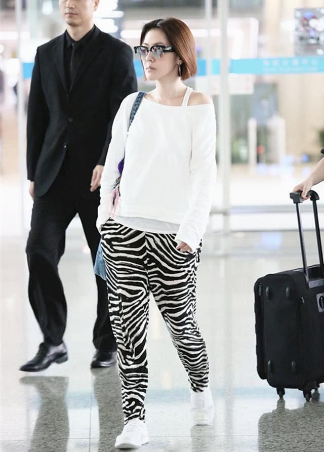  【简洁大方】今春时兴一种牛仔裤子，叫“斑马裤”，遮肉显高又高端大气，小S都上头了