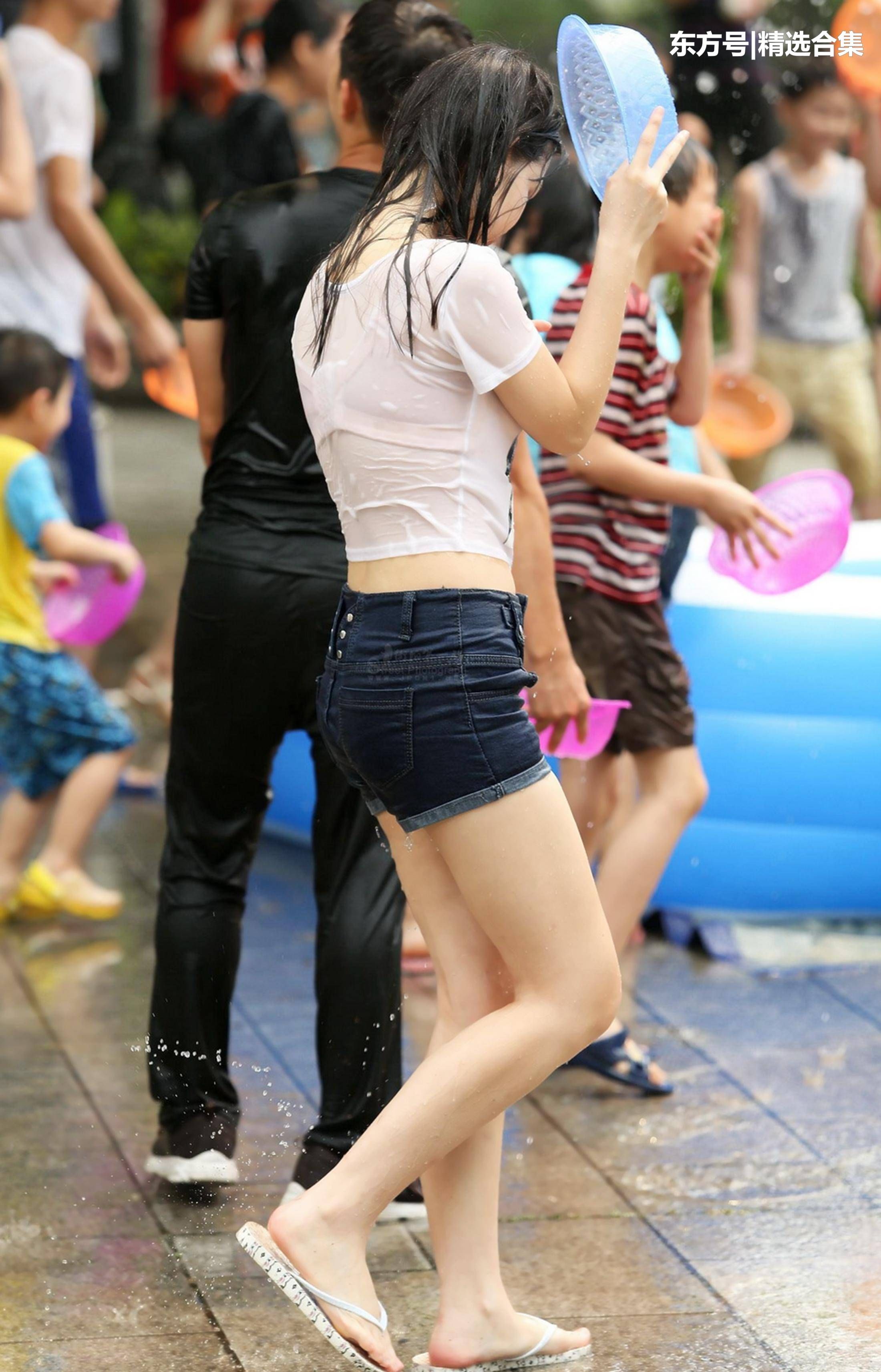 街拍:牛仔热裤配卡通图案白T恤,和小姐姐一起沉寂在欢声笑语里