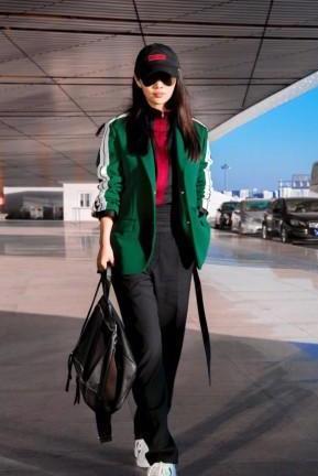 世界杯遭球迷袭胸却不以为然，扎双马尾大放厥词，“大嫂”徐冬冬