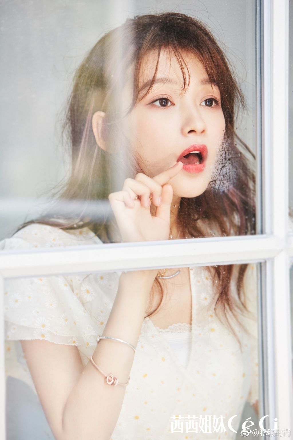 孙怡最新性感写真大片，白色短裙加高跟鞋完美秀出美腿