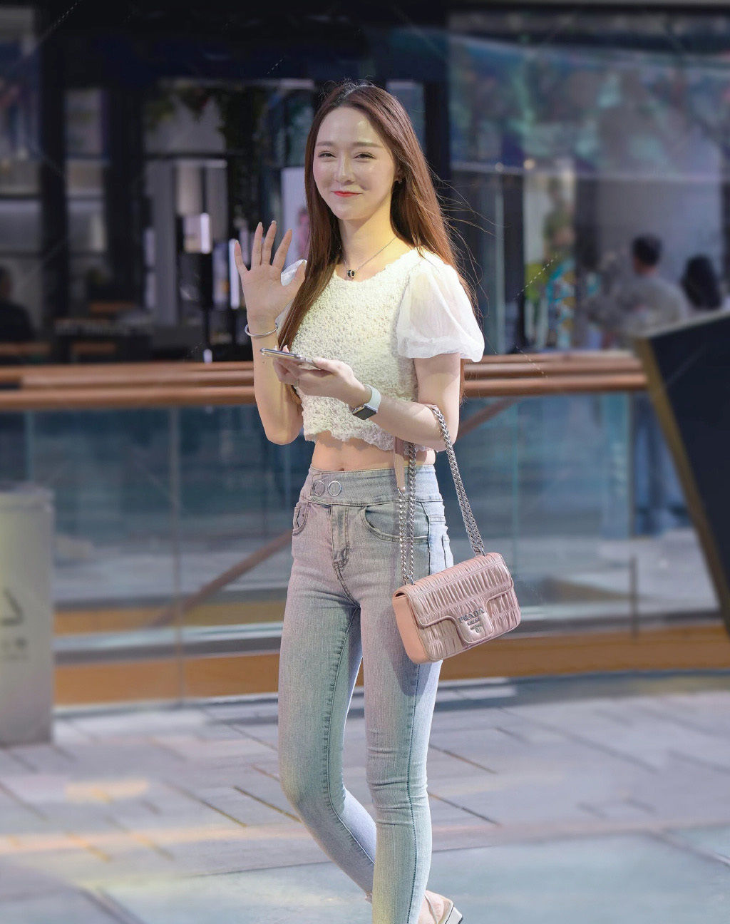  女生|时尚女生就是会穿,牛仔裤也能穿搭出靓丽雅致感,值得借鉴