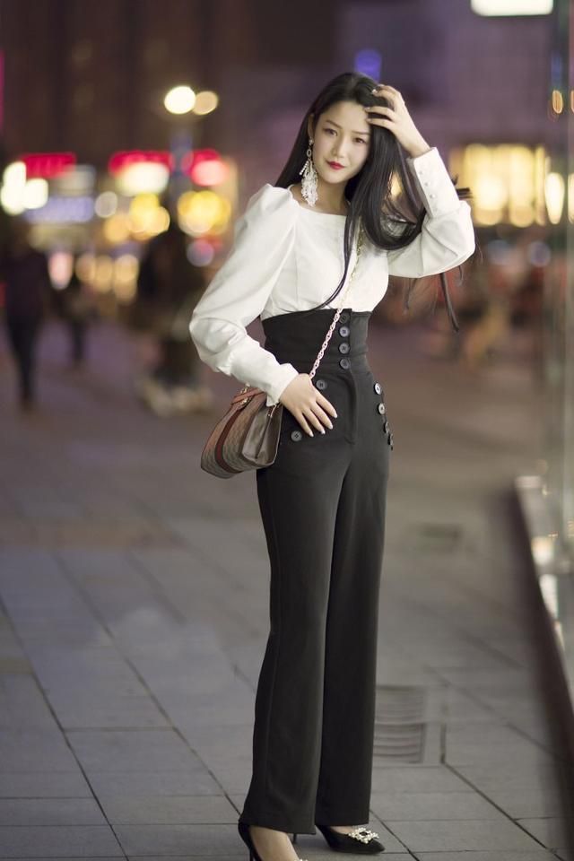 身材@街拍:小姐姐身材高挑,黑白颜色的搭配简约素净,短裤装清爽时尚