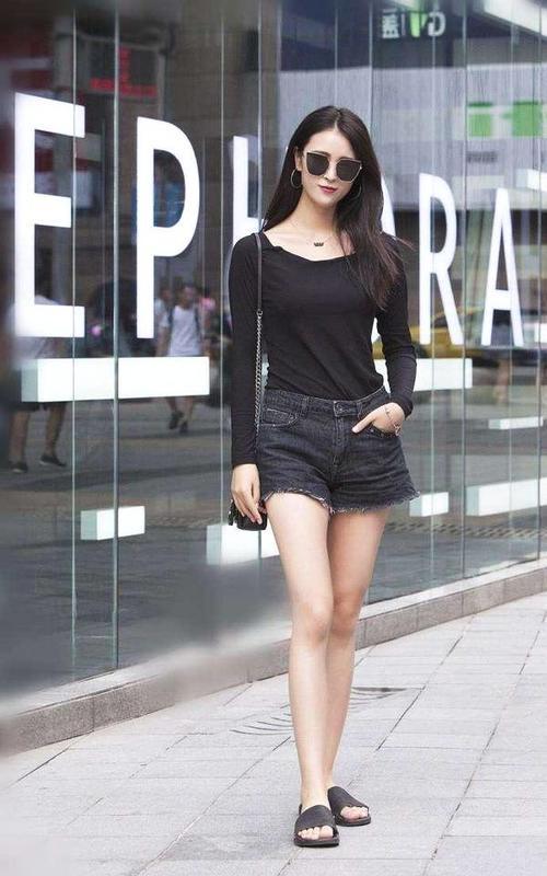 街拍：美女小姐姐搭配针织吊带裙，身材的S型曲线完美勾勒出来！