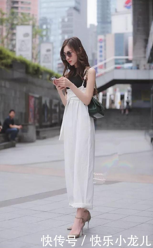  「尖头」街拍：一双深紫色的尖头高跟鞋，让她穿出一种成熟女性般的优雅魅力