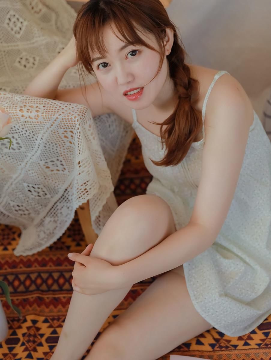 文艺清新美女性感吊带裙写真图片