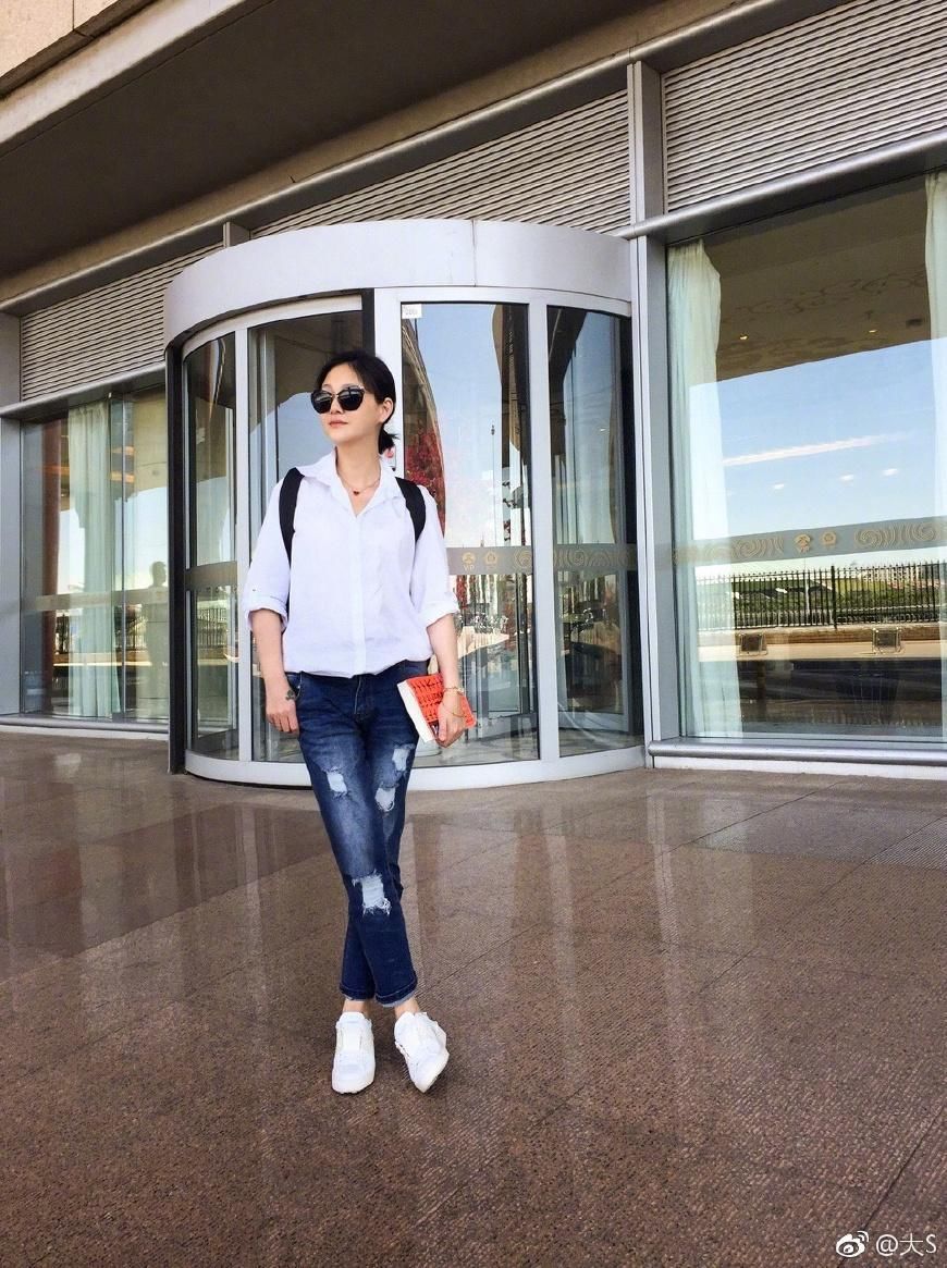 42岁大S真会穿!身着粉色连衣裙显小20岁，网友:小S都没你会穿