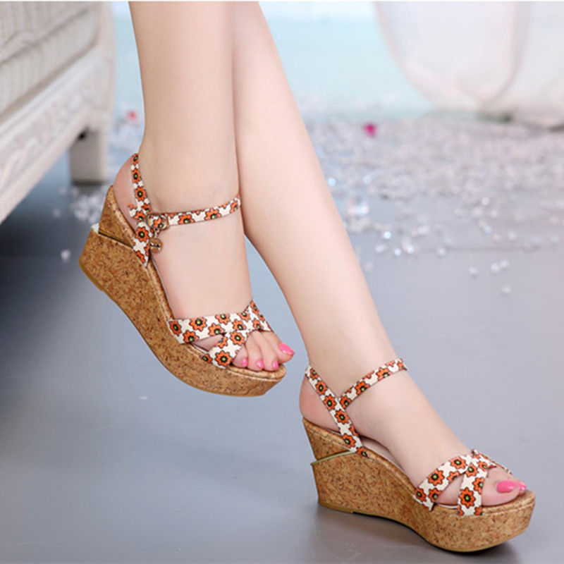 38岁小姨真会穿，今夏只穿这百搭凉鞋，时尚美嫩不累脚