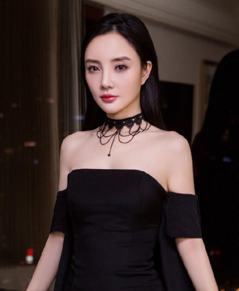 李小璐穿黑裙，上身仅遮一半，网友:这裙子上半身一般人撑不起!