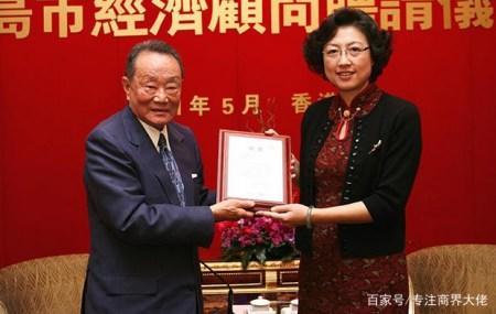 他是华人商界最成功、最受尊敬的富豪，数十年却只采访了两次！