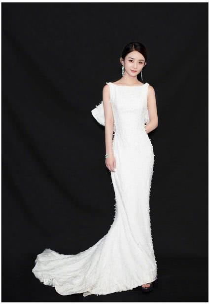 赵丽颖和热巴穿鱼尾裙美丽大气，但却都不及“小短腿”的吴昕惊艳