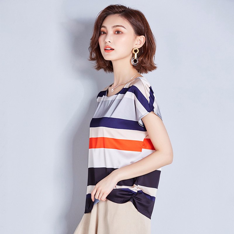 40岁再年轻也要打扮的嫩点，瞧香港女人这样穿，女人味十足