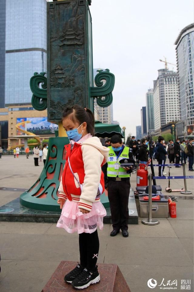 「成都」成都天府广场降半旗志哀