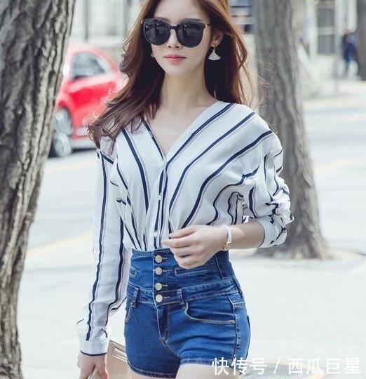 「真让人」青春活力的牛仔裤美女,身材很苗条,真让人羡慕!