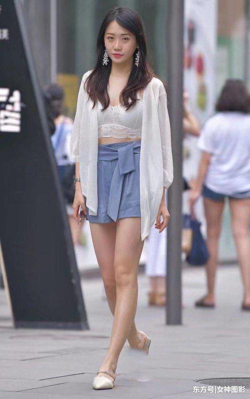 时尚街拍：白色蕾丝透视裙，这个小姐姐的穿着，很前卫！