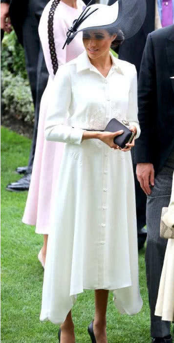 梅根参加王室活动，这一次终于穿对衣服了，可惜发型却成了最大败