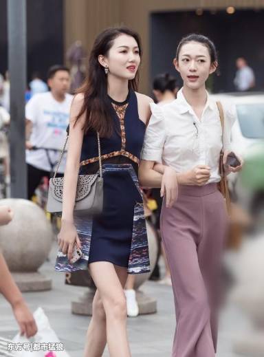 杭州街拍: 夏日来了, 还好有了防晒衣! 小姑娘的美丽保住了