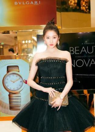 关晓彤迪丽热巴一袭黑色抹胸裙上身，身材惊艳众人，网友：这次终