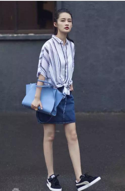 李沁机场大胆穿‘补丁裙’, 网友: 有颜值就是任性啊, 穿出时尚感