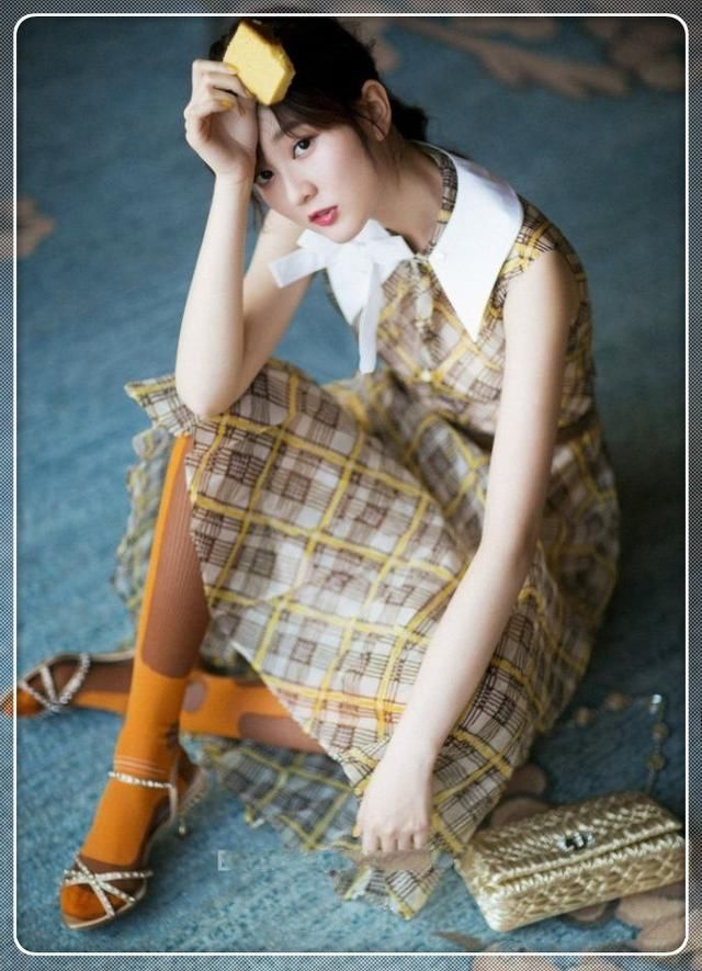 乔欣的时尚越来越难都了!格子连衣裙内穿黄色打底裤,真欣赏不来