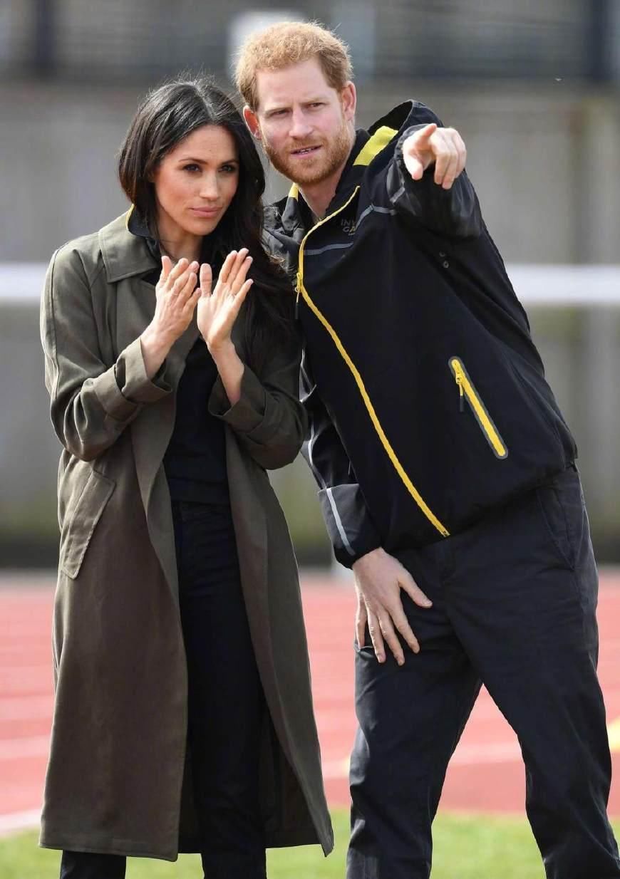 梅根婚后首次放弃裙装，风衣亮相获外媒夸赞:有戴安娜当年的风采