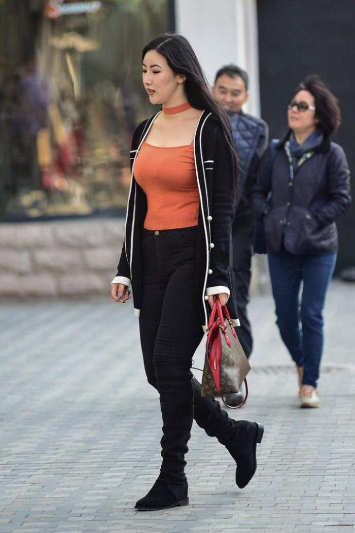 颇有时尚魅力的美女, 穿得有气场, 傲人身段更引人注目