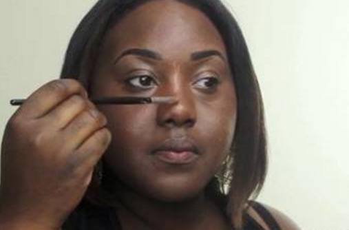 黑人妹子要去相亲，化妆竟然用半斤粉底，不料遭到对方一见钟情！