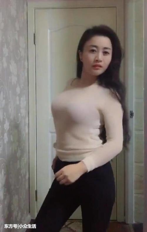 街拍：居家女人紧身衣凸显好身材，30多岁依然风韵犹存