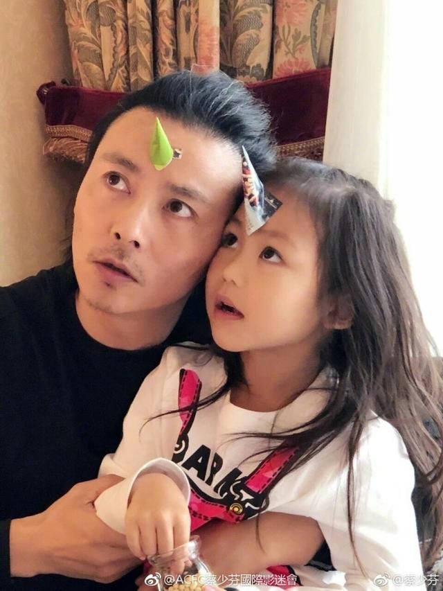 在2011年和2013年生下两个女儿,大女儿张楚儿,小女儿张信儿,如今两个