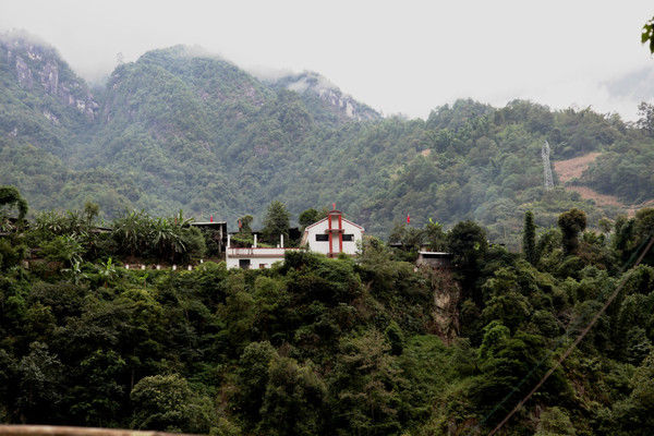 自驾霸道穿越丙察察闯西藏，悬崖边上走一遭，遭遇塌方，泥地陷车