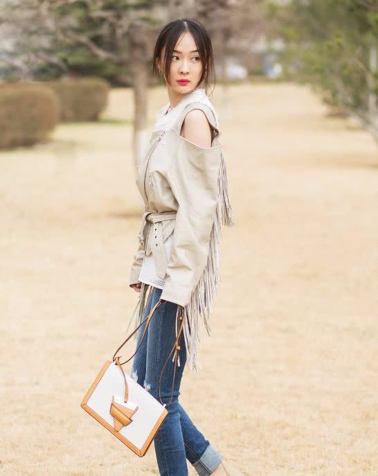 同为裸色高跟鞋，只有霍思燕的高跟鞋极其尴尬，脚和小腿一样长！