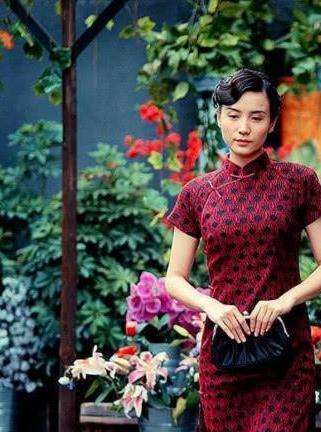 宋佳、陈数穿旗袍韵味十足，身材完美，47岁的她反而更少女！