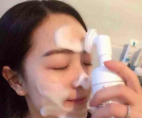  「皮肤」女人想要皮肤好，4个伤害皮肤的习惯就不要做了，第2个你就经常做
