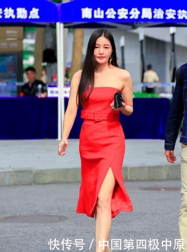  [让她]吊带紧身裙搭配高跟鞋，展示出十足的女人味