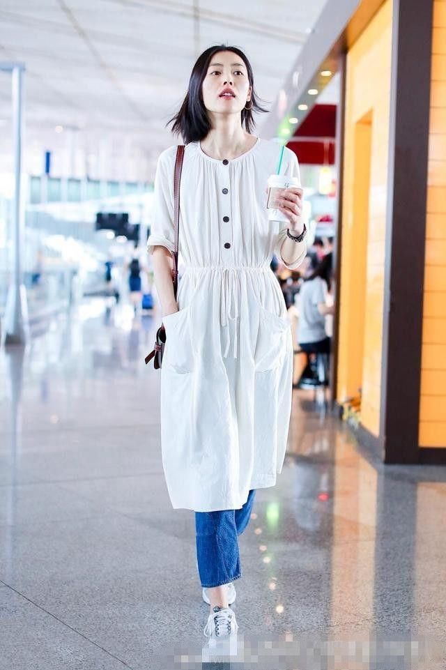 刘雯把300块连衣裙穿出了三万块的效果，网友:超模就是不一般!