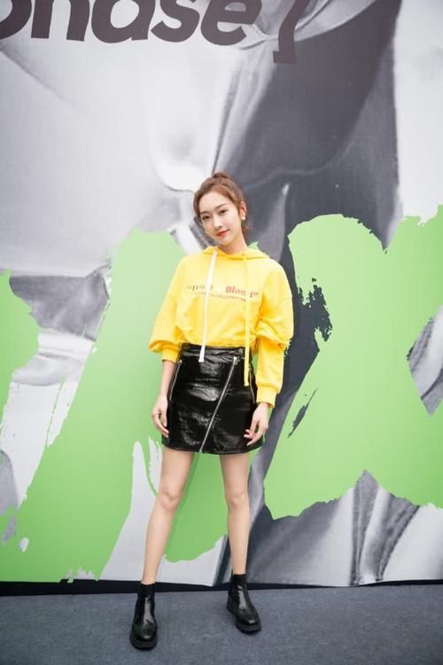  衬托她■她演肖战师姐走红，今穿印花轻纱裙配毛球耳环，29岁甜美似初恋