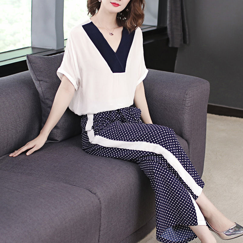 45岁老板娘从来不穿裙子,身上的套装够洋气,藏不住的女神魅力