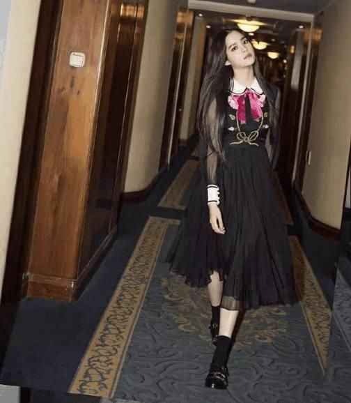 欧阳娜娜穿蕾丝裙撞上唐艺昕,都是清纯小姑娘