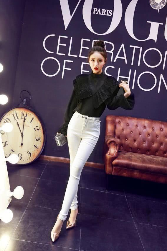 白色修身裤穿在瘦高挑的女人身上，才算是真正的女神气质尽显!